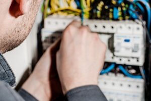 חשמלאי מוסמך ברמת גן לתיקון וטיפול בתקלות חשמל השונות